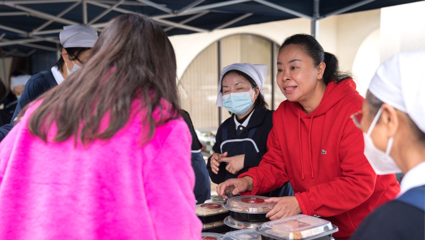 Xu Wen, who runs a Chinese restaurant, supports Tzu Chi’s Sunday breakfast distribution and personally came to participate in the vegetable charity sale at the end of the year.