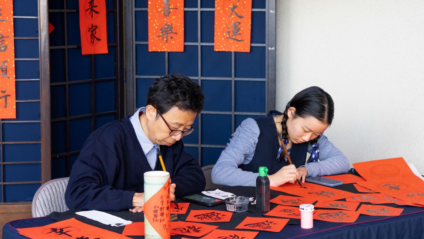 The calligraphy Spring Festival couplet booth adds a strong sense of year end blessings.