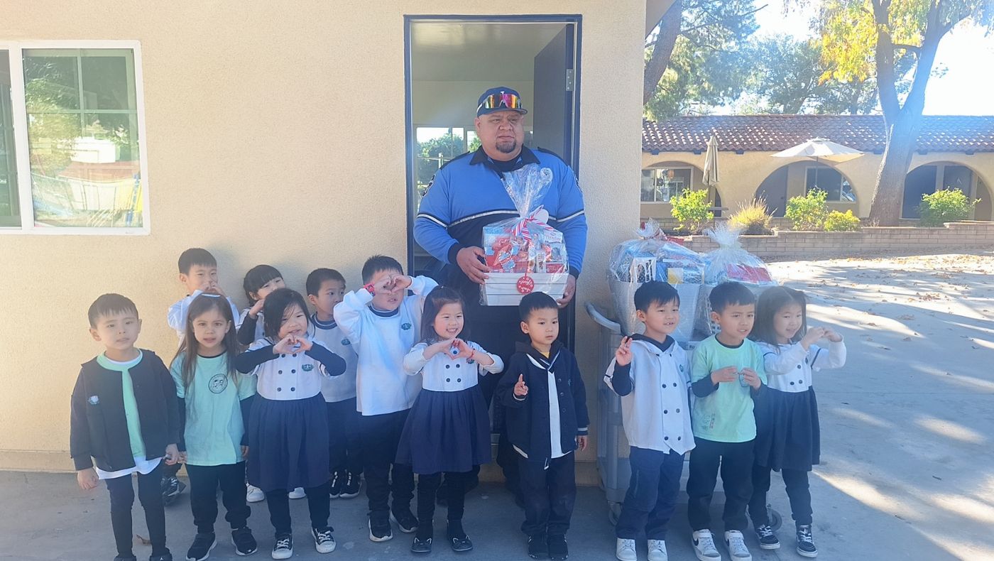 The children took photos with their beloved campus guard Rui.