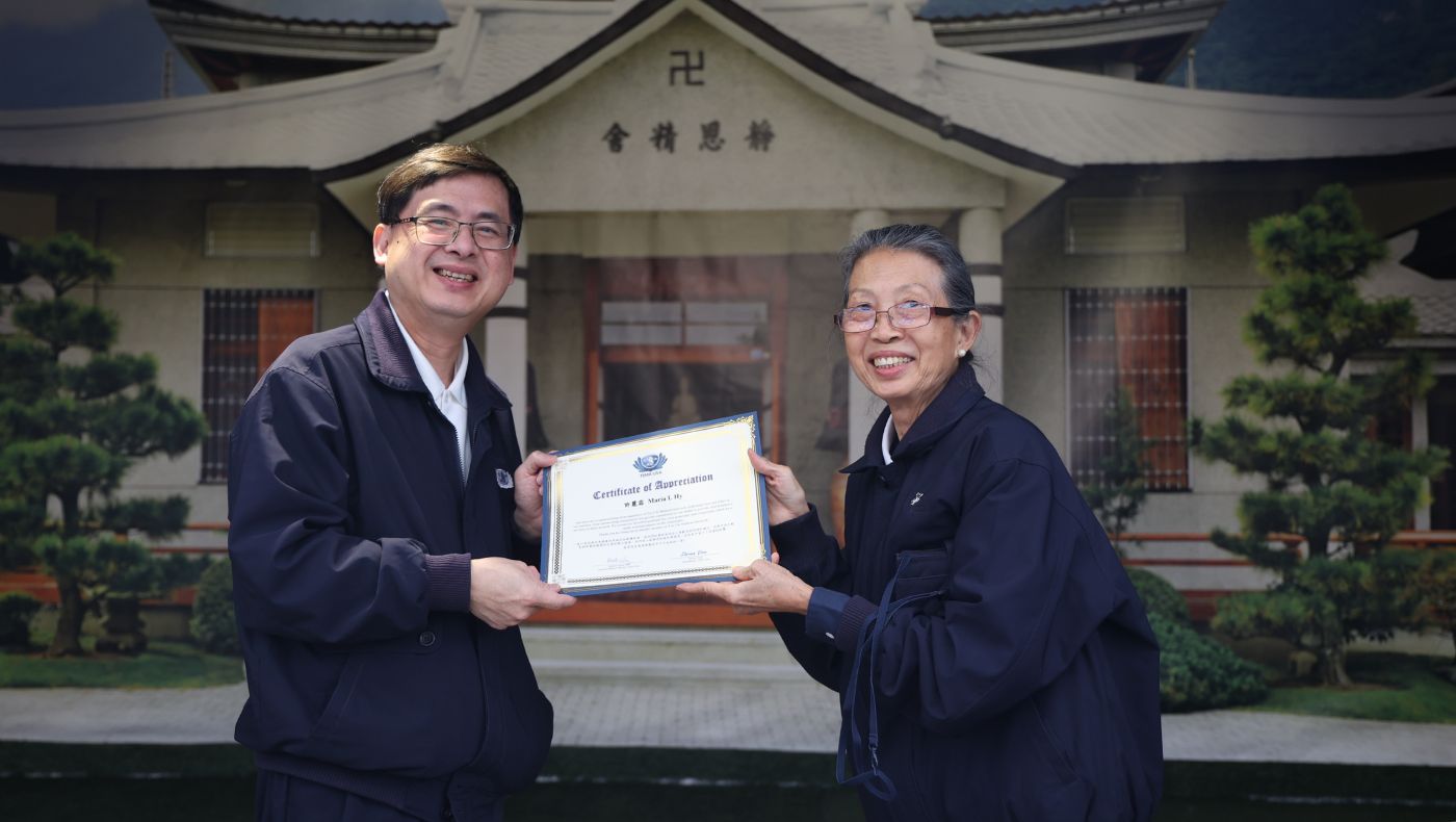 Deng Boren, CEO of Tzu Chi American Medical Foundation, issued certificates of appreciation to Tzu Chi volunteers.