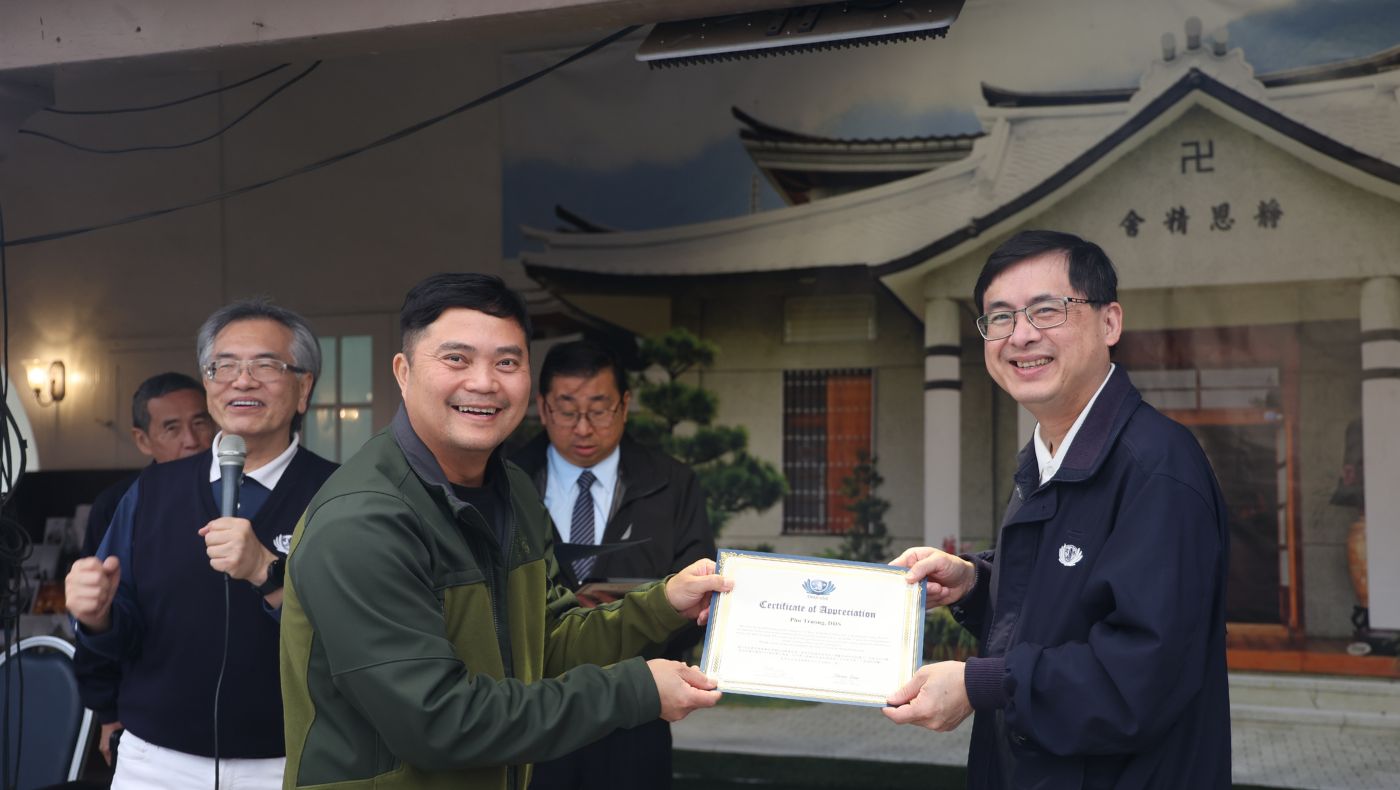 Lu Minyuan (left), director of Tzu Chi American Medical Foundation, also expressed his gratitude to the enthusiastic people for their contributions.