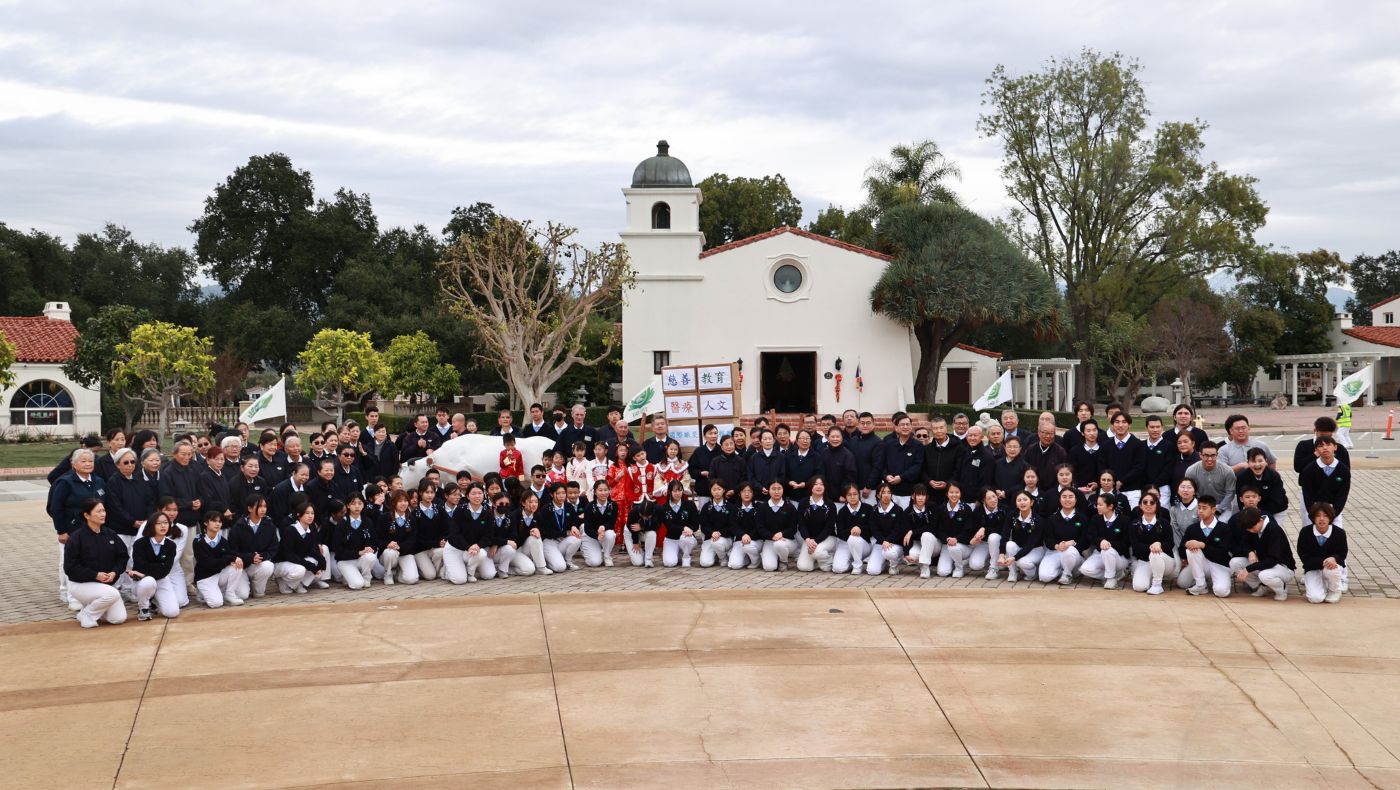 Tzu Chi USA held a successful first spring prayer and volunteers took a group photo with joy.