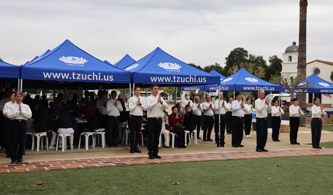 On February 4, 2024, Tzu Chi USA set up a tent, and more than 700 people gathered around the fire to welcome the New Year. Tzu Chi volunteers performed sign language prayers for the congregation.