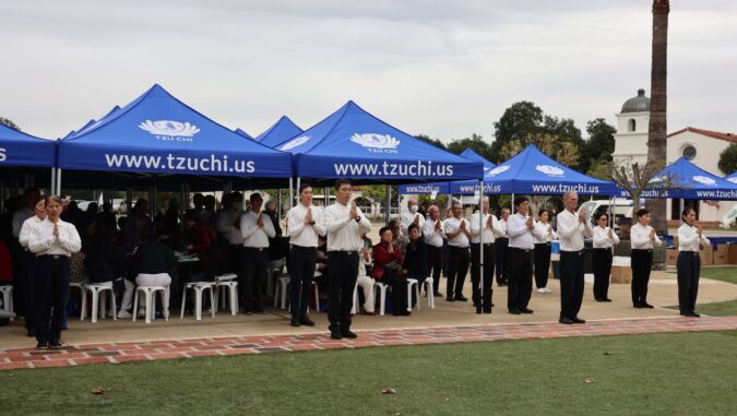 On February 4, 2024, Tzu Chi USA set up a tent, and more than 700 people gathered around the fire to welcome the New Year. Tzu Chi volunteers performed sign language prayers for the congregation.