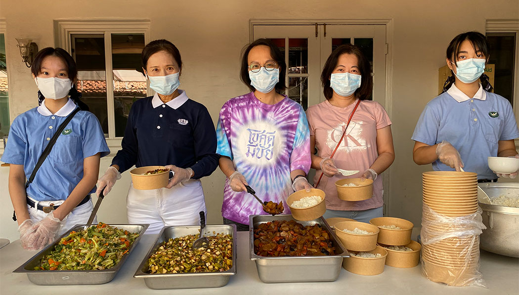 Voluntarios de Tzu Chi preparan una comida vegetariana para todos. Los frijoles secos con verduras encurtidas, las verduras salteadas y el rábano asado con salsa son coloridos y deliciosos. Foto/Chunlan Xu