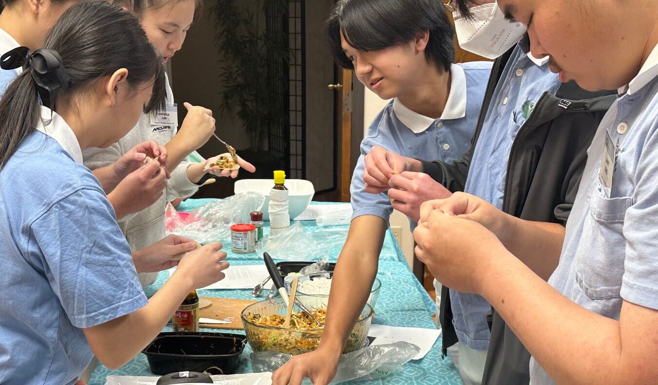 In the vegetable cooking competition, the Tzu Chi youths showed off their cooking skills.