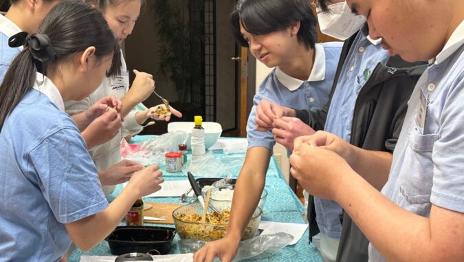 In the vegetable cooking competition, the Tzu Chi youths showed off their cooking skills.