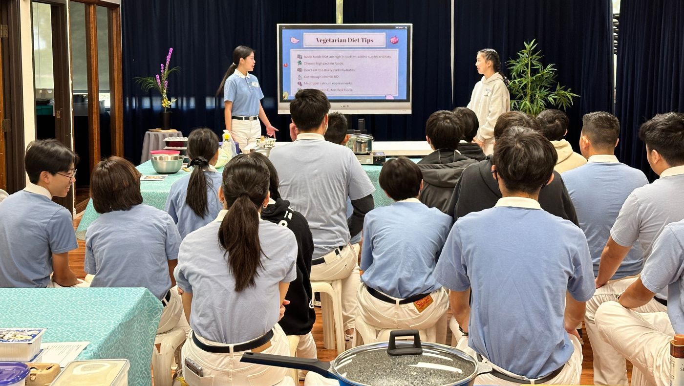 The Tzu Chi brothers shared vegetarian recipes with each other.