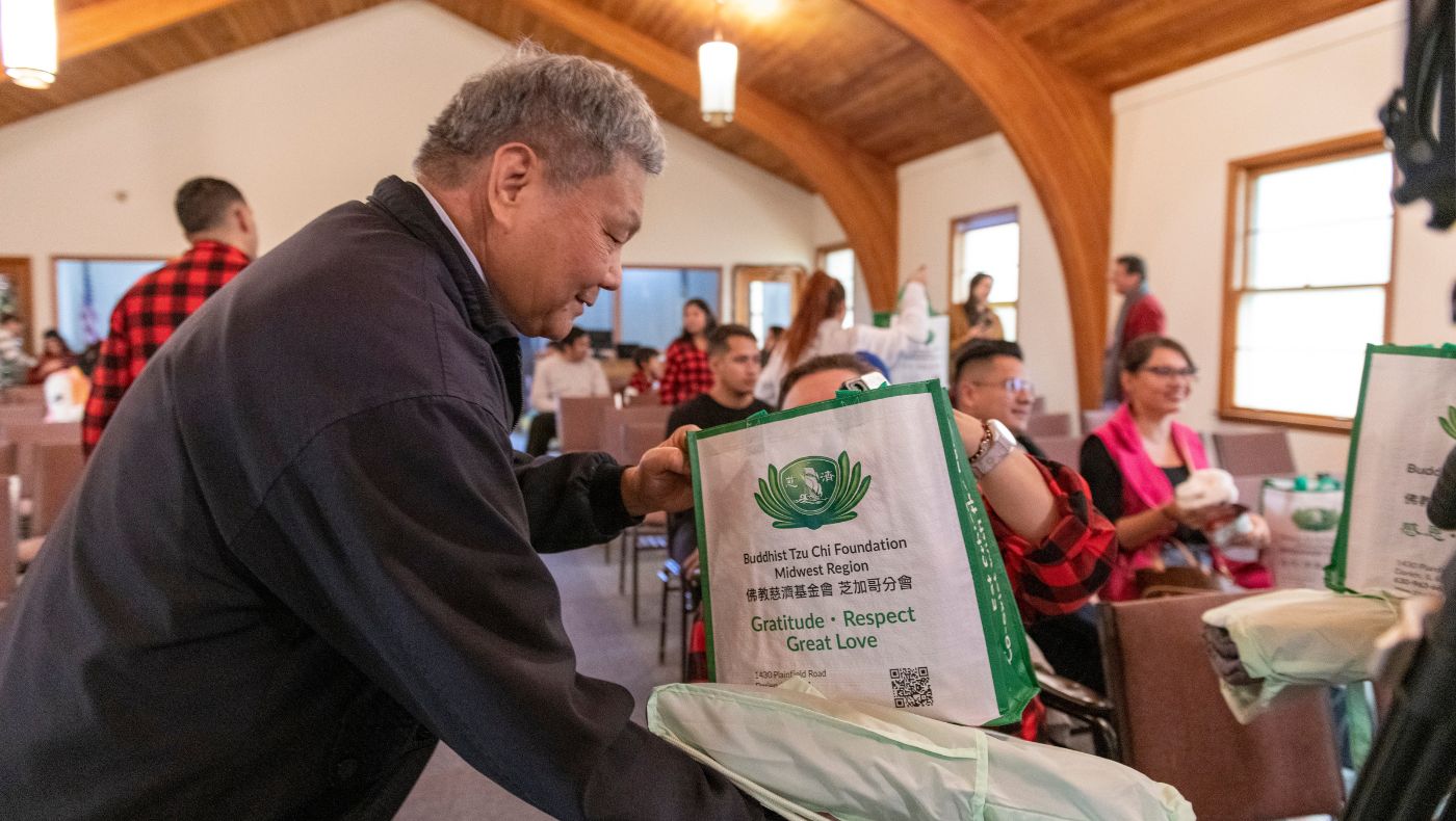 On December 24, 2023, Tzu Chi volunteers personally distributed supplies to poor immigrants at Christ Presbyterian Church.