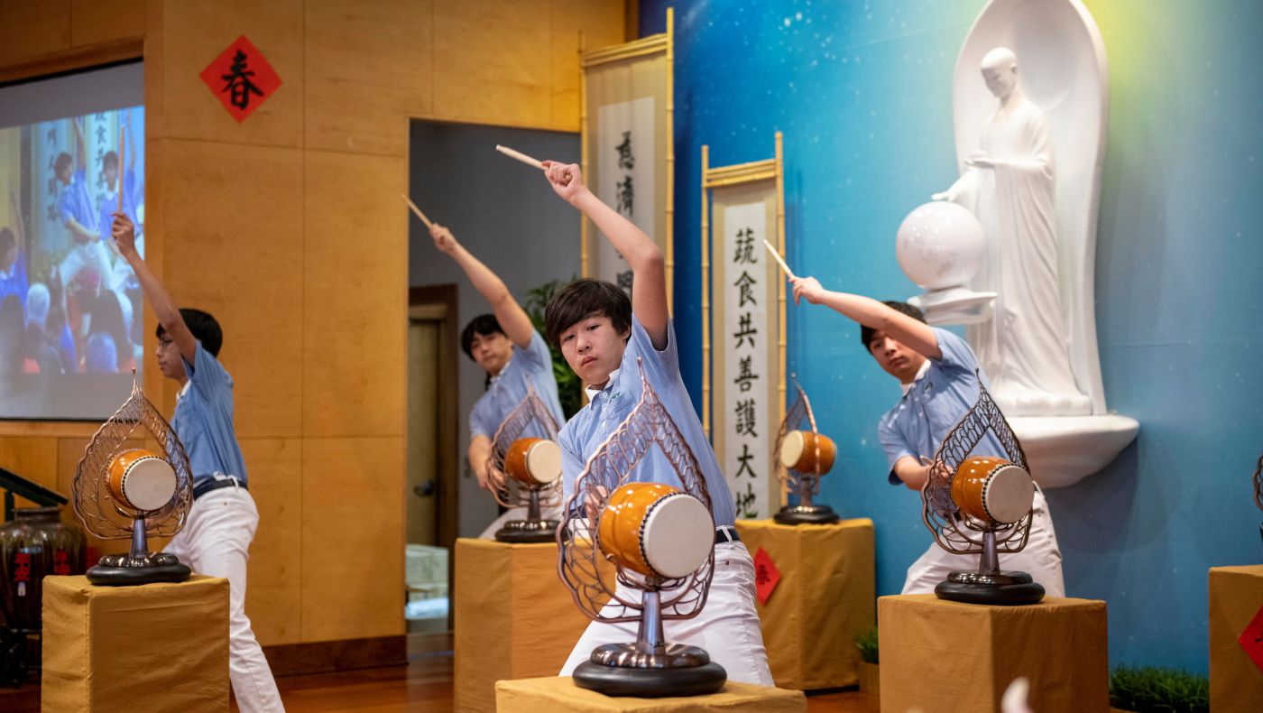 During the New Year Prayer Meeting, students from Tzu Chi Humanities School performed "Ode to Diligence", hoping to raise good thoughts, create good relationships, and fill the world with love.
