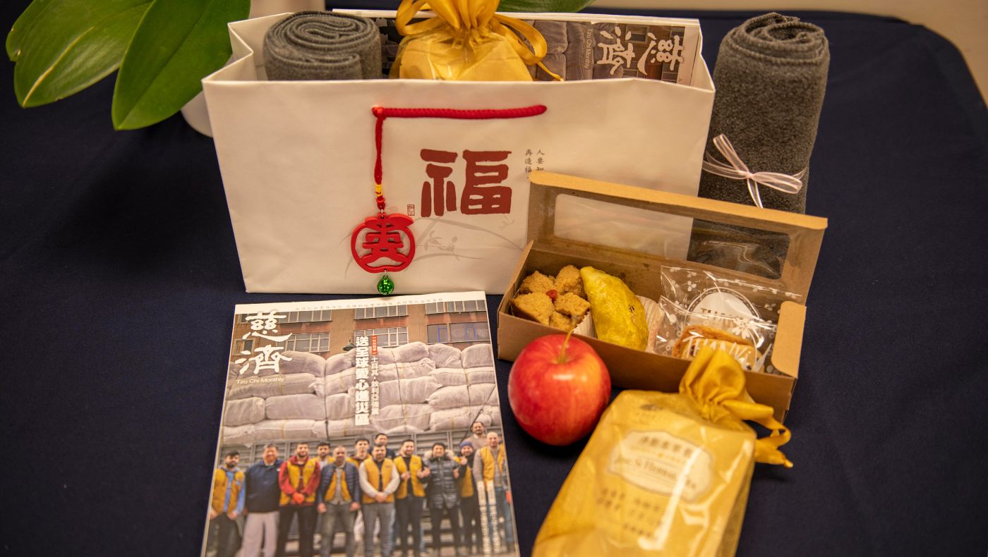 The New Year souvenirs prepared by Chicago Tzu Chi Foundation for guests have a long meaning: bring blessing, bring peace and welcome good luck!
