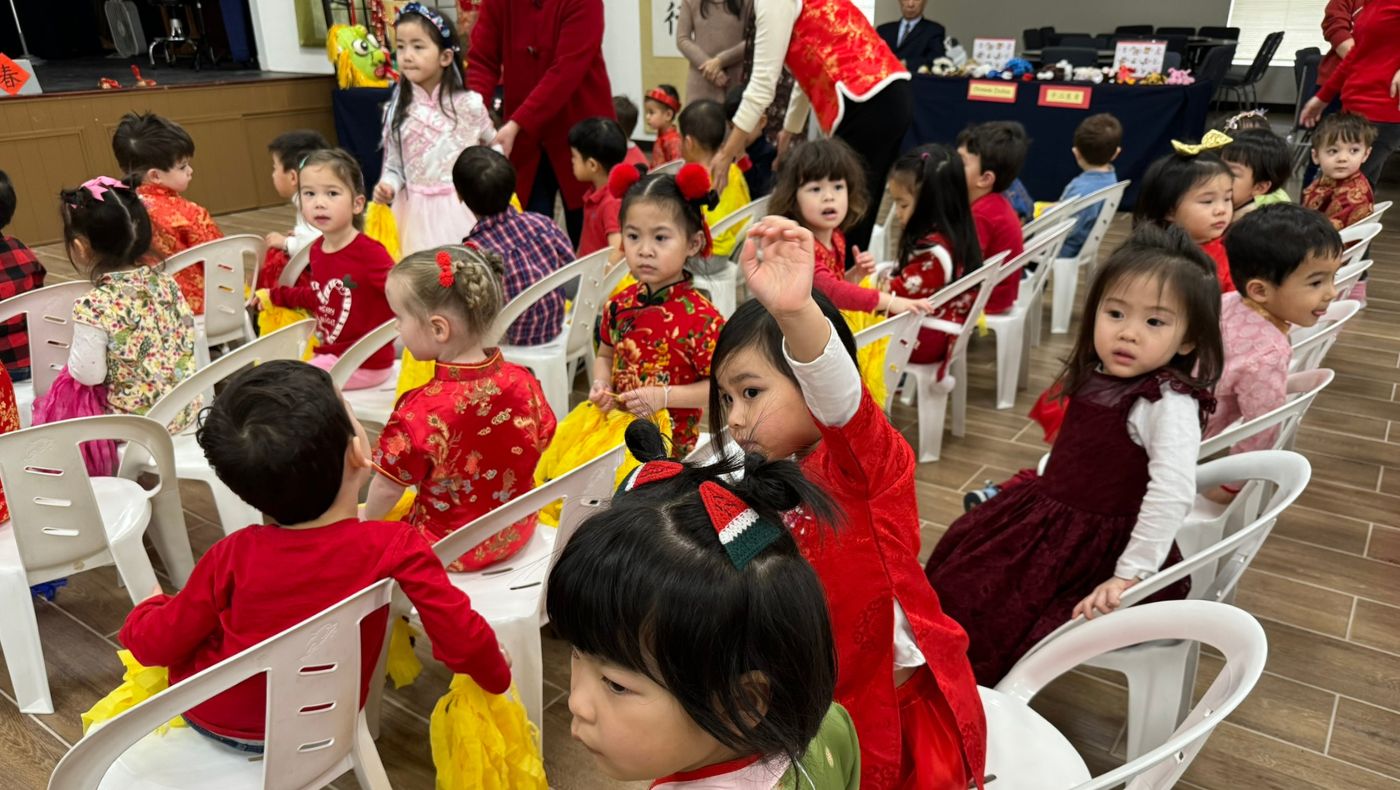 Children from Daai Kindergarten wore festive costumes to attend the Spring Festival activities.