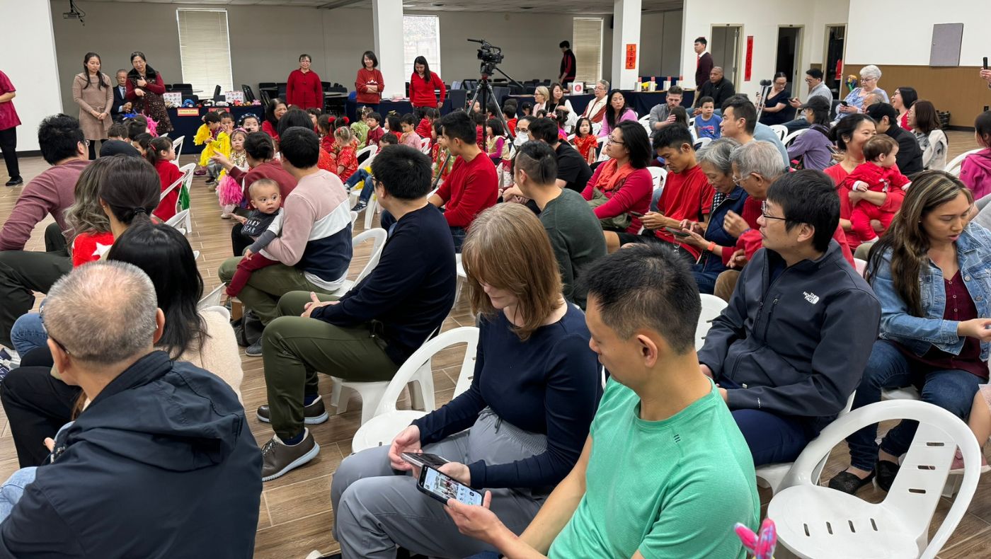 Teachers, students and parents gathered together to welcome the Spring Festival.