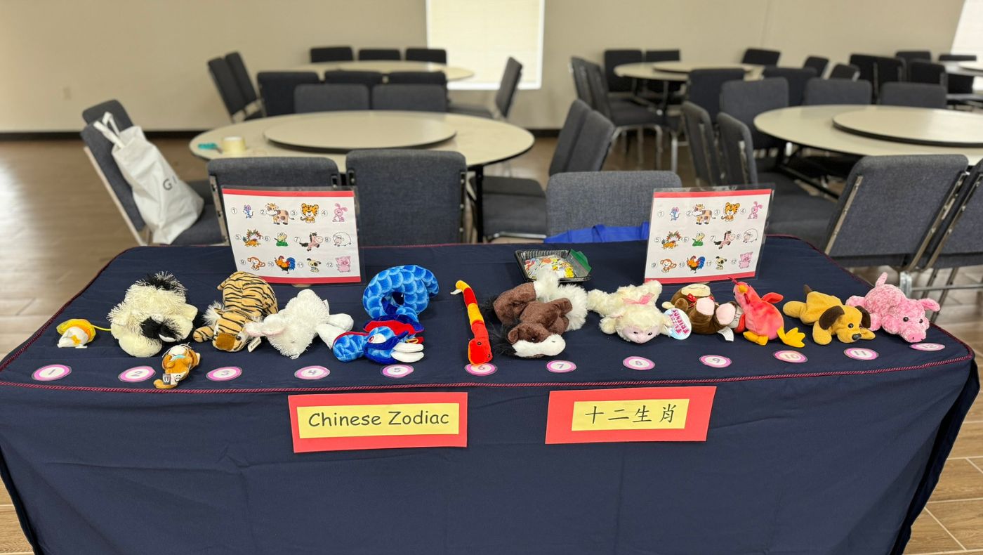 Get to know the twelve zodiac animals at the game booth with prizes.