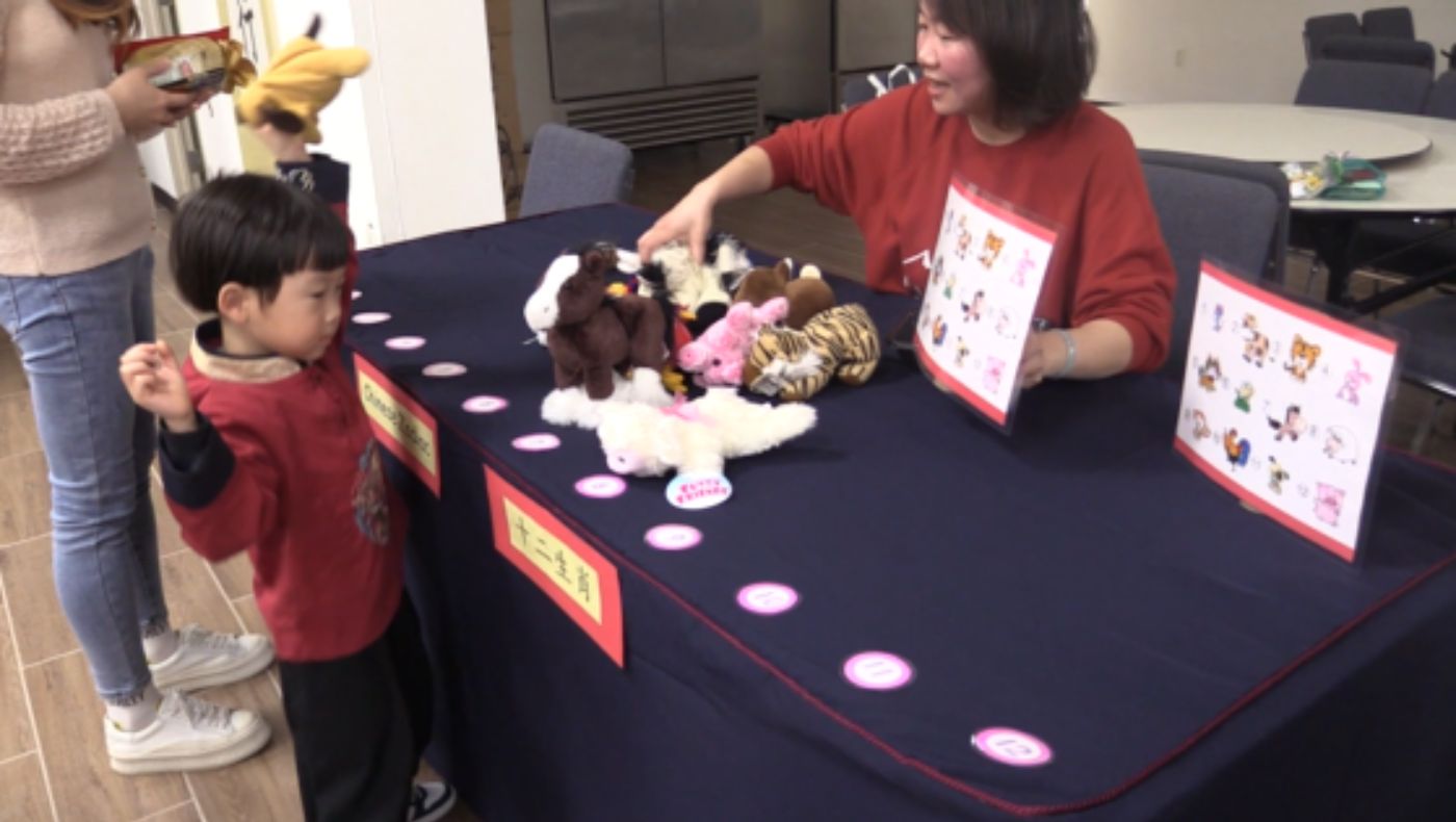 Children played the zodiac game to learn about Chinese traditional customs and culture.