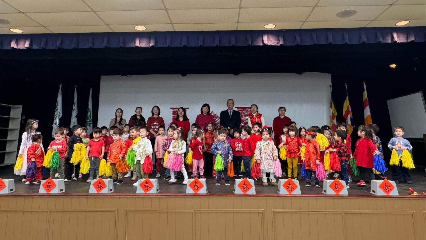 Dallas branch CEO Ling Jicheng, principal Lin Jingru and teachers and students of Daai Kindergarten celebrated the Spring Festival.
