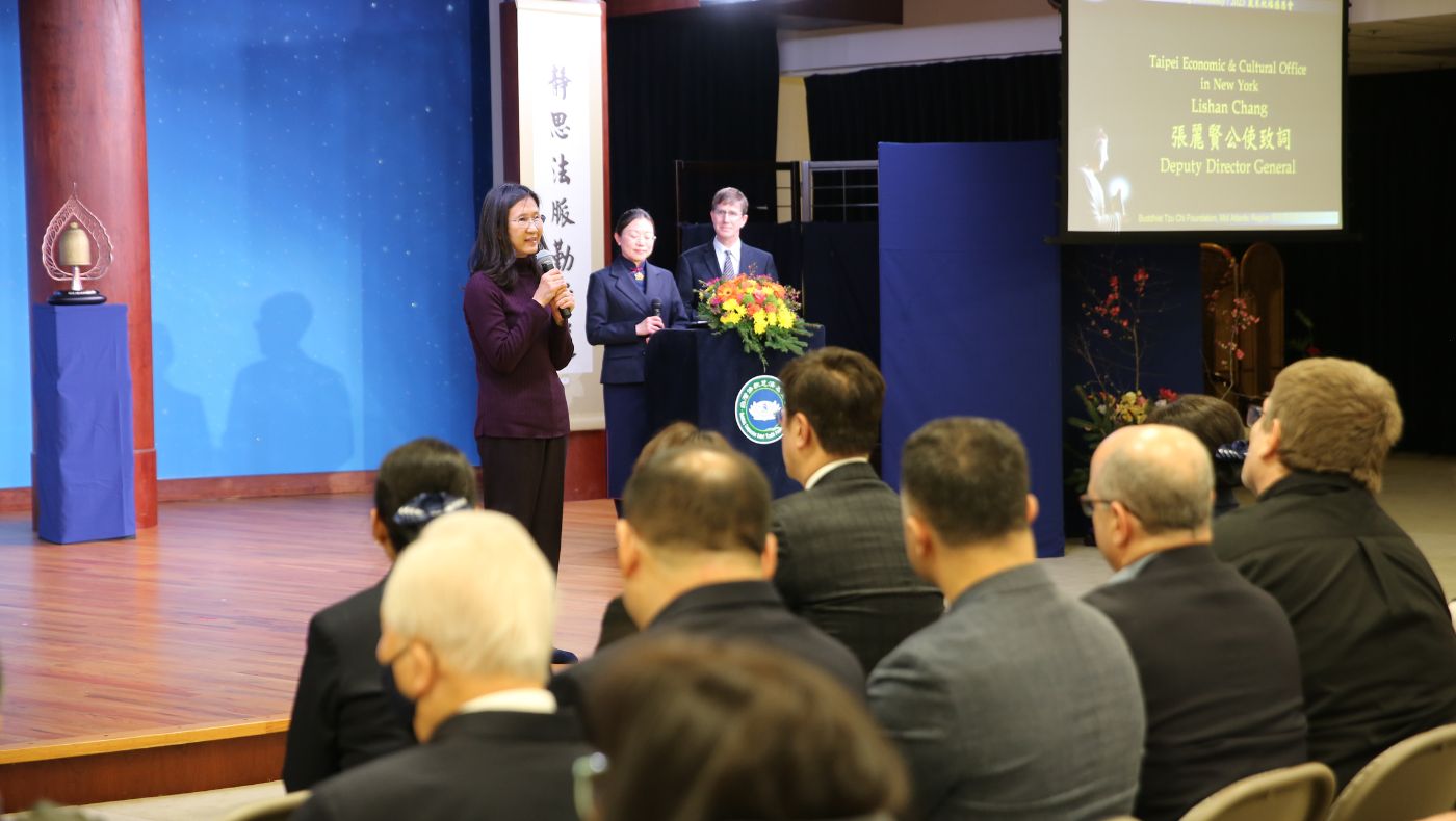 Minister Zhang Li-hsien of the Taipei Economic and Cultural Office in New York took the stage to deliver a speech, thanking Tzu Chi for its boundless love.