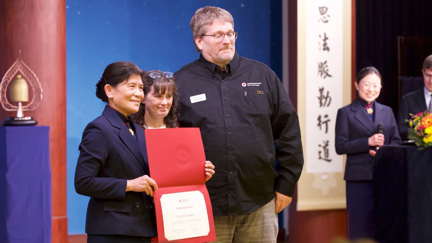 Joseph Poplawski, Emergency Project Manager of the American Red Cross, issued a certificate of thanks to Tzu Chi New Jersey Chapter on behalf of the Red Cross.
