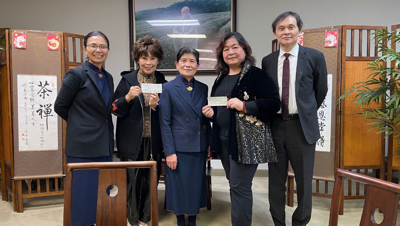 The Taiwanese Association of New Jersey and the Women's Association of the Chinese-American Cultural Association donated funds to the New Jersey Food Warehouse.