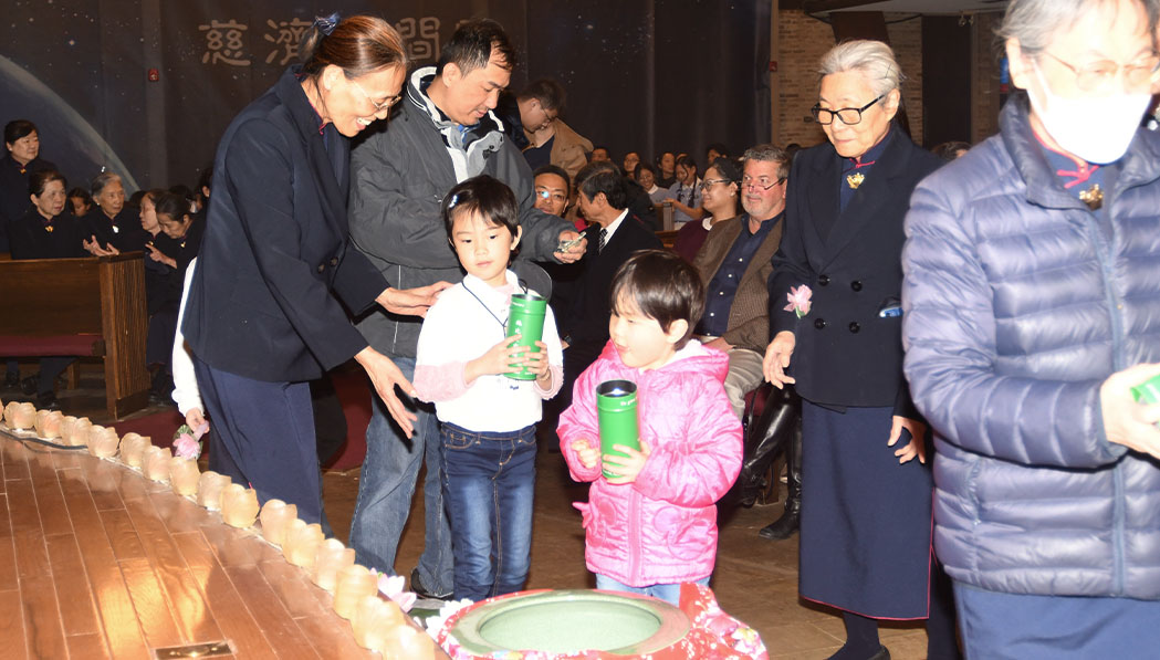 Niños locales también hicien donaciones. Foto/Xixiong Li