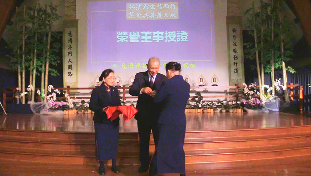 El director ejecutivo de la Región Central, Yuanliang Ling, rinde homenaje a los cinco nuevos directores honorarios. Foto/Xixiong Li