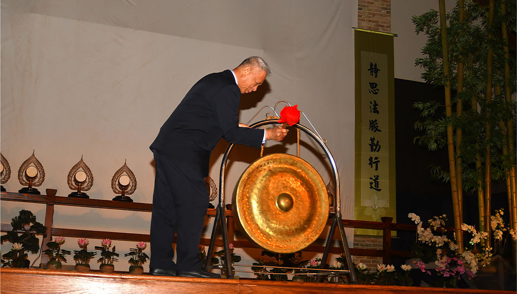 El gong sonó tres veces, para desear que el año 2024 sea pacífico y de buena fortuna para todos los hogares. Foto/Xixiong Li