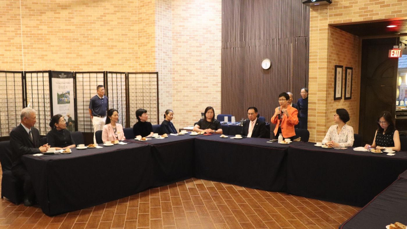 La ministra de la OCAC, Chia-Ching Hsu, habla con los voluntarios de Tzu Chi. Foto/Wei Du