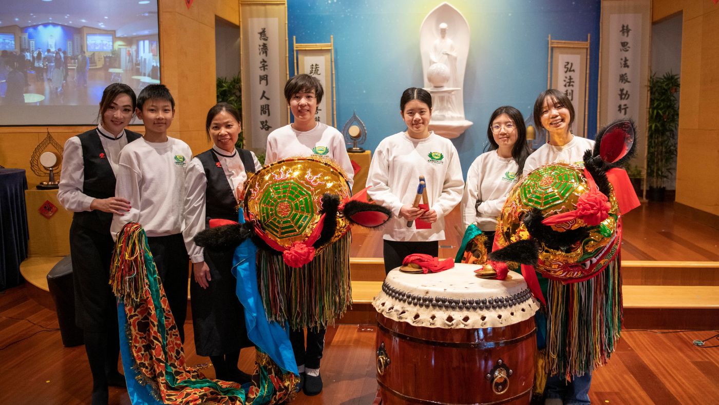 A group photo of members of the Xiangshi Xianrui performance.