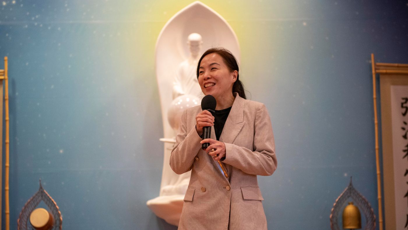 Ms. Chen Yizhen, the new deputy director of the Chicago Overseas Chinese Cultural and Educational Service Center, took the stage to deliver a speech.