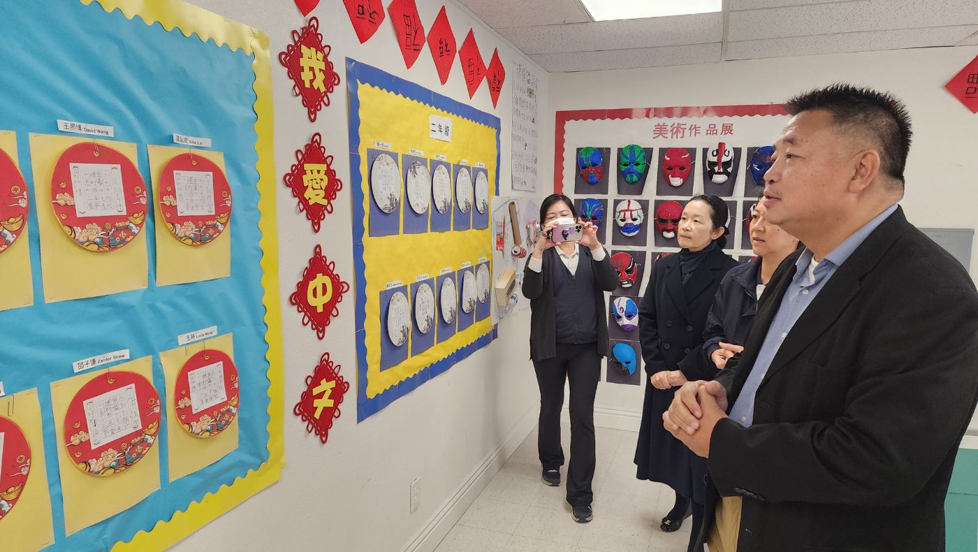 Tzu Chi Humanities School in the United States applies bilingualism to life situations, and the student works displayed on the wall contain profound Chinese culture.