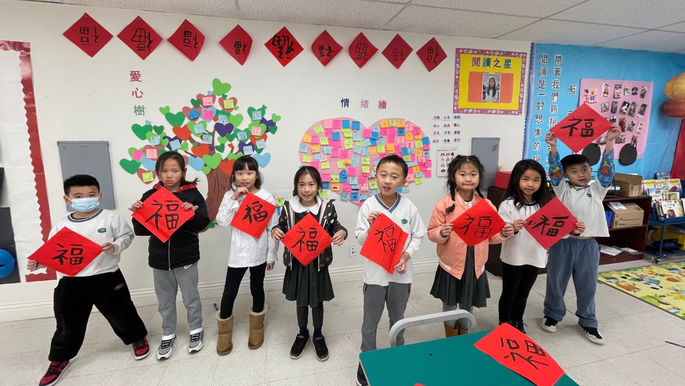 Lower primary school students began to practice Chinese calligraphy, and the children proudly displayed their calligraphy works.
