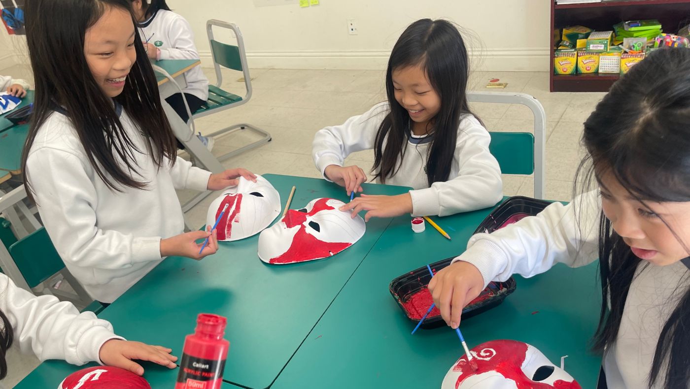 Tzu Chi Da Ai Primary School Chinese teacher Ye Tiantian combines art classes with Chinese courses. Among them, Peking Opera facial makeup is widely loved by Tzu Chi Primary School students.