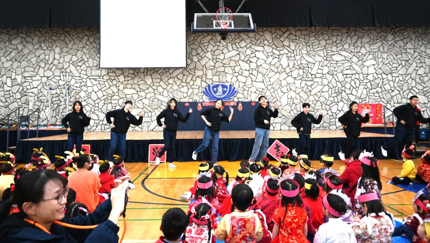 Yóuxué tuán zài `yuán yuán'yíshì shàng biǎoyǎn shǒuyǔ biǎodá gǎn'ēn zhī qíng. Shèyǐng/lǐlǜcí ​ 28 / 5,000 Translation results Translation result The study tour group performed sign language to express their gratitude at the "Marriage Circle" ceremony.