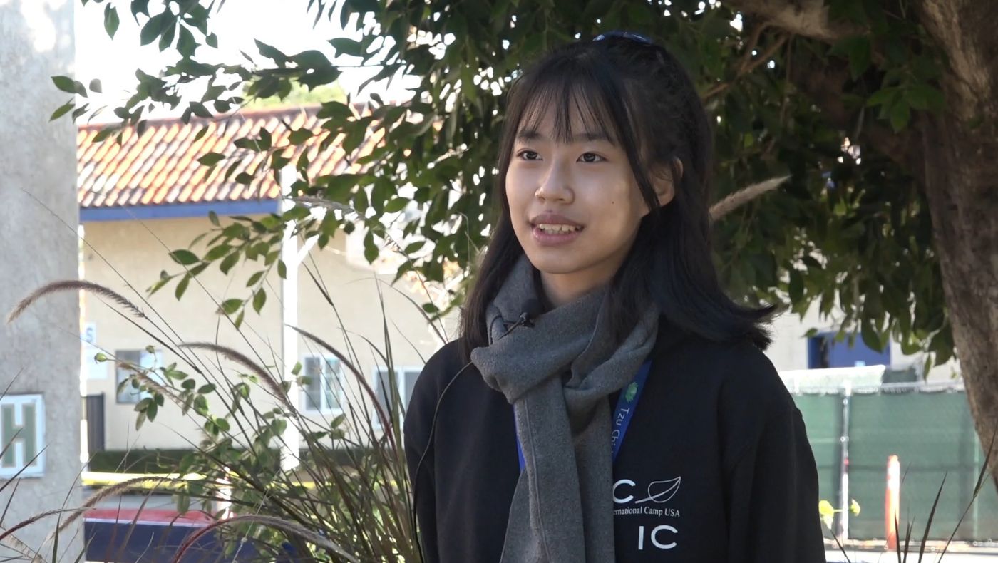 Chen Youning, a student from Tainan Tzu Chi Middle School, shared her experience of attending classes at Nanshan High School in Los Angeles.