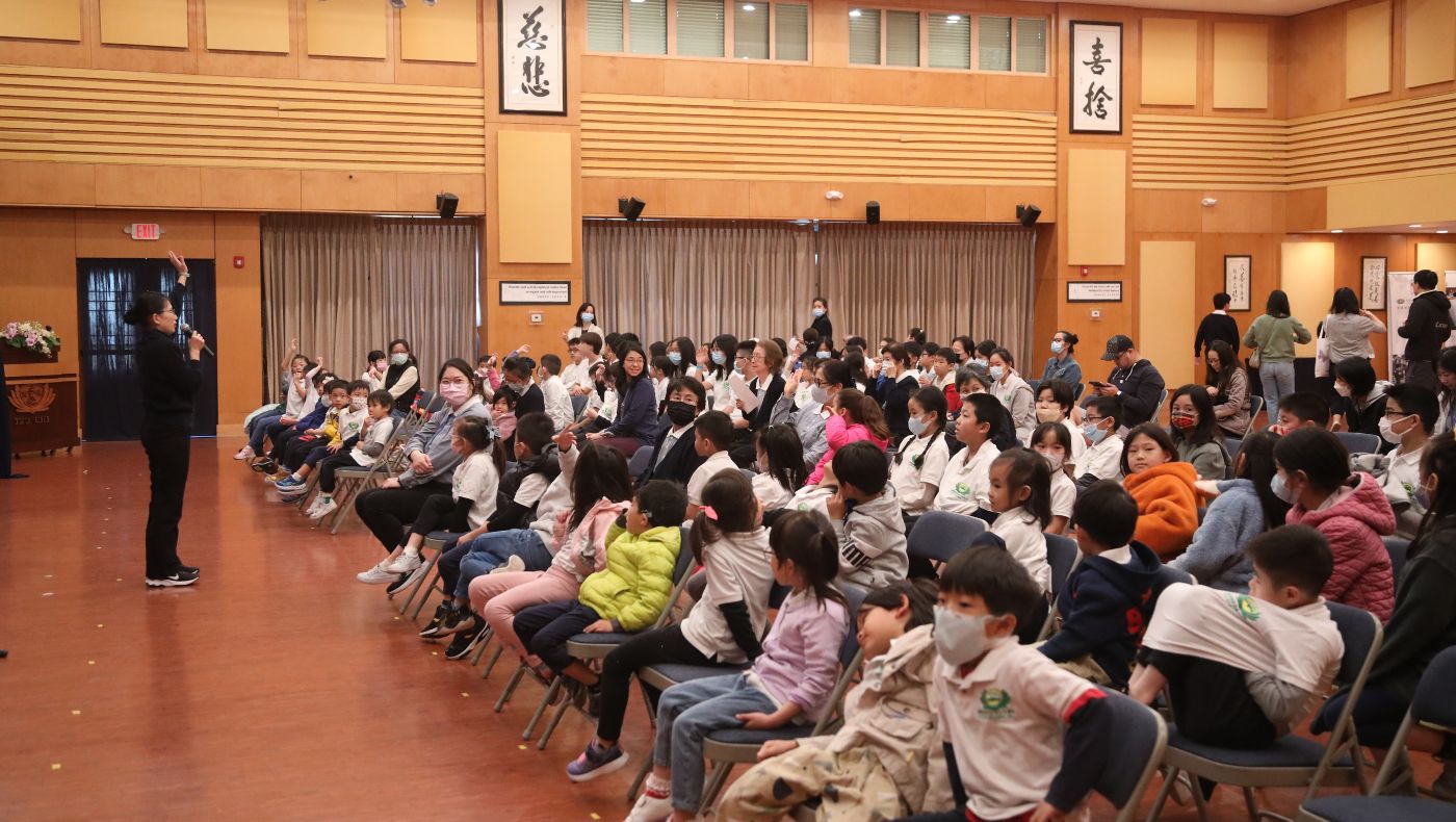 All the teachers, students and parents of the school gathered happily in the Jingsi Hall. Teacher Cai Wenhui interacted with the students through questions and answers, reviewing the caring theme activities throughout the month.