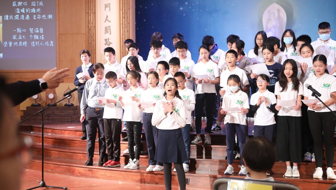 The middle and high school children sang "There is Love in the World" together with classmate Yao Yuqing's sign language on the stage.