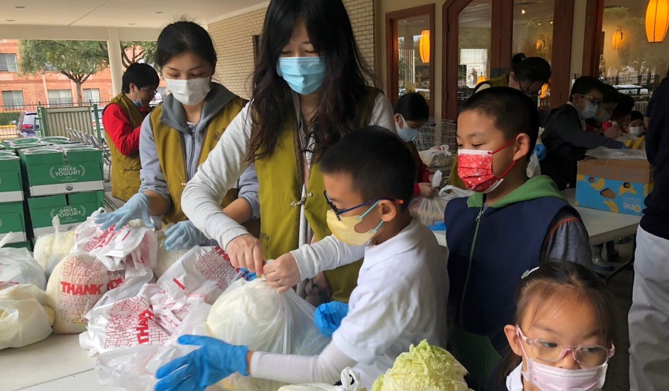 On February 3, teachers, students and parents of Tzu Chi Houston Humanities School participated in the food distribution organized by the Texas branch and the Houston Food Bank, which became an important part of the "Care" humanities themed course.