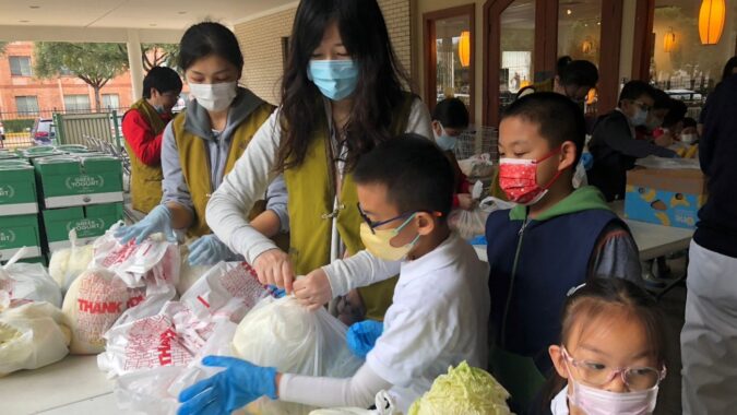 On February 3, teachers, students and parents of Tzu Chi Houston Humanities School participated in the food distribution organized by the Texas branch and the Houston Food Bank, which became an important part of the "Care" humanities themed course.