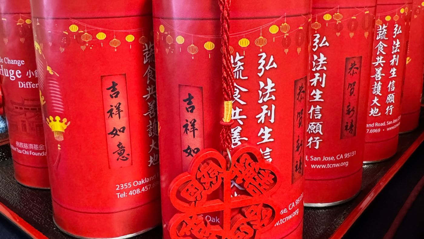 New Year love bamboo tubes were prepared at the event for everyone to take home and gather more good wishes and great love in the new year.