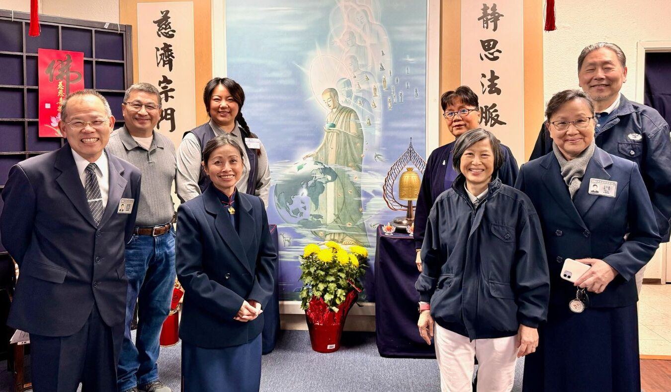The Modesto Liaison Office held a community New Year prayer at the local club on Saturday, February 17, the eighth day of the Lunar New Year. This was the first time Tzu Chi held an in-person gathering and prayer event in the local community after the epidemic.