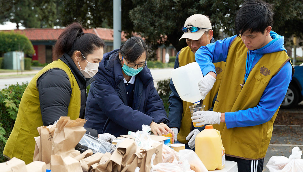 Voluntarios de Tzu Chi distribuyen jugo y café recién hecho temprano en la mañana. Foto/Nicholas Lim