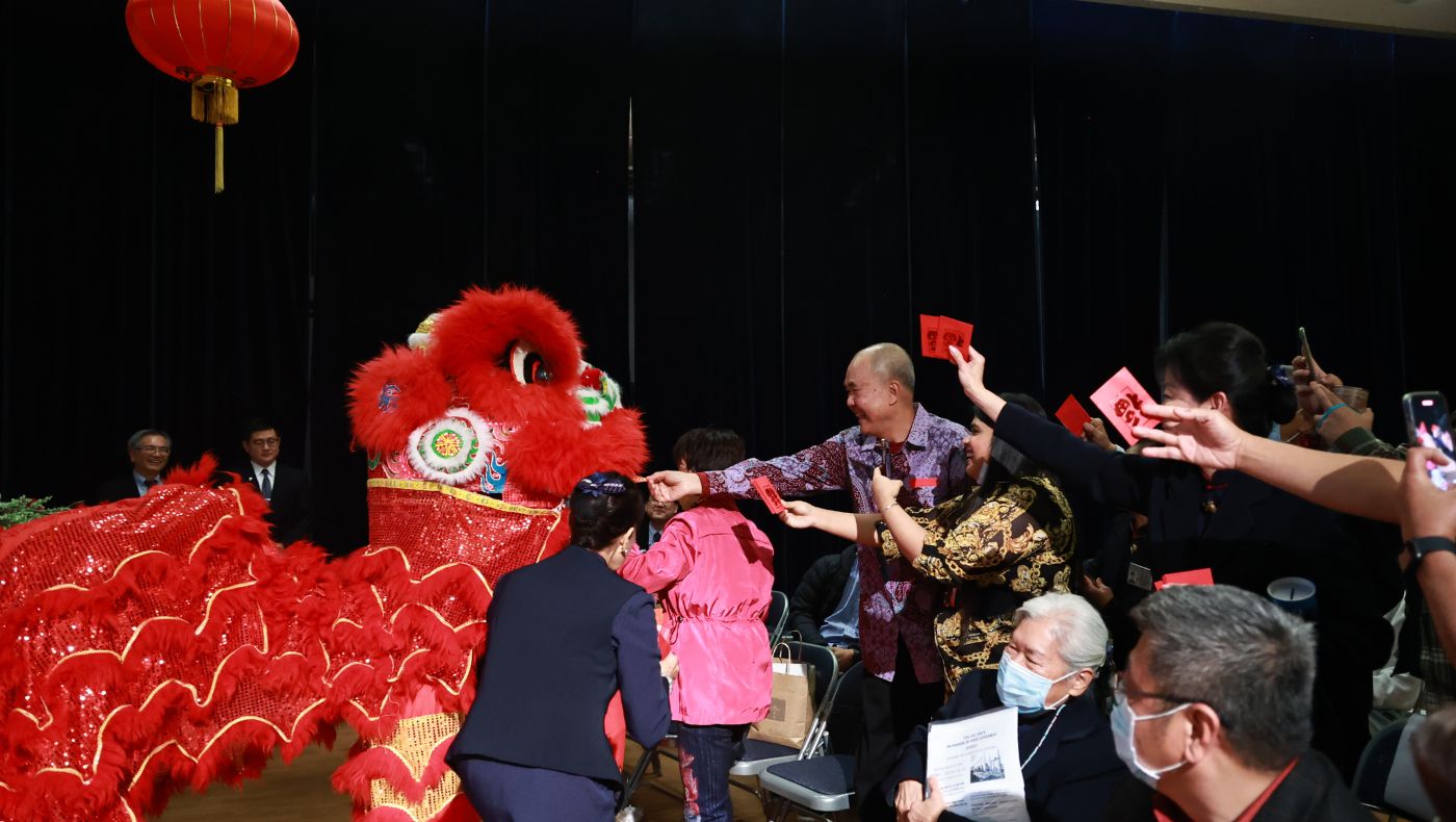 Everyone rushed to take out the red envelopes, hoping to get good luck for their hard work.
