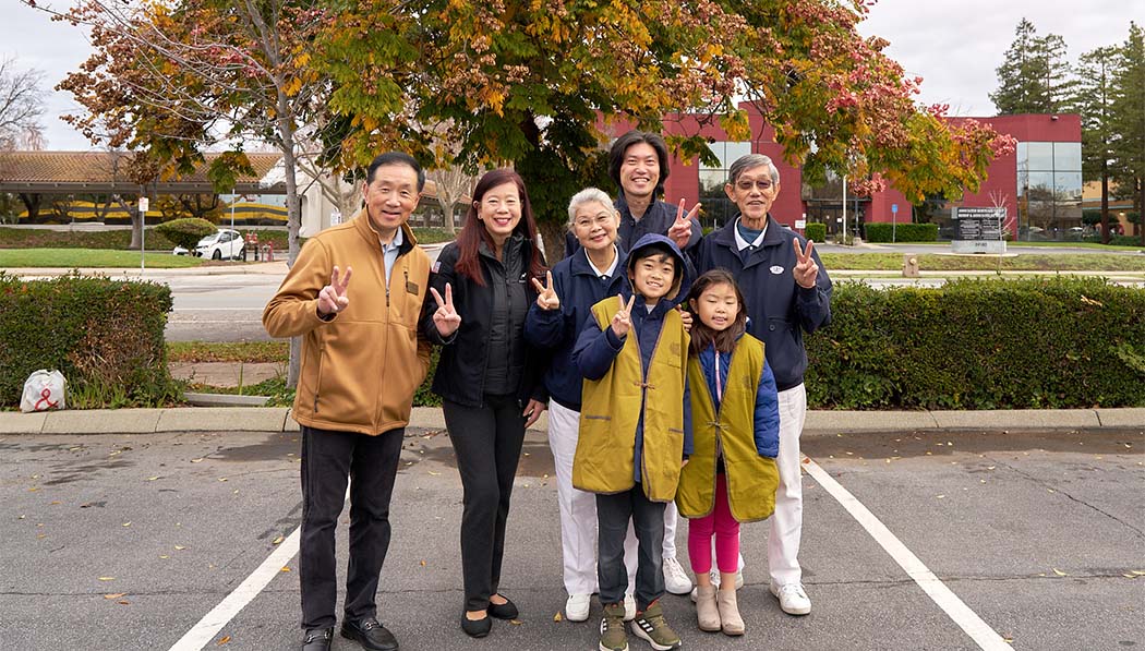 Nicholas Lim, voluntario de Tzu Chi, y su familia de tres generaciones participan en la distribución de desayunos, posando con la alcaldesa Lily Mei (segunda desde la izquierda) y el Comisionado de Planificación Urbana Benjamin Yee (izquierda). Fuente de la foto/Nicholas Lim