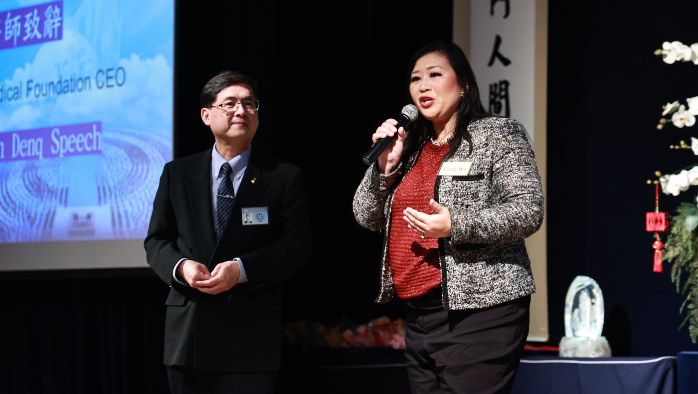 Ms. Wu Mengzhen (right), Education Committee member of the Alhambra School District in Amity, took the stage to deliver a speech, thanking Tzu Chi for its many contributions to local education.