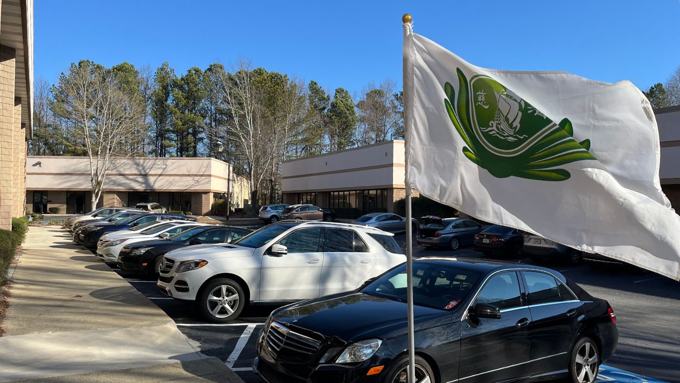 The parking lot at the entrance of Tzu Chi Atlanta Branch’s “Free Tax Preparation Service (VITA)” was filled with people’s cars.