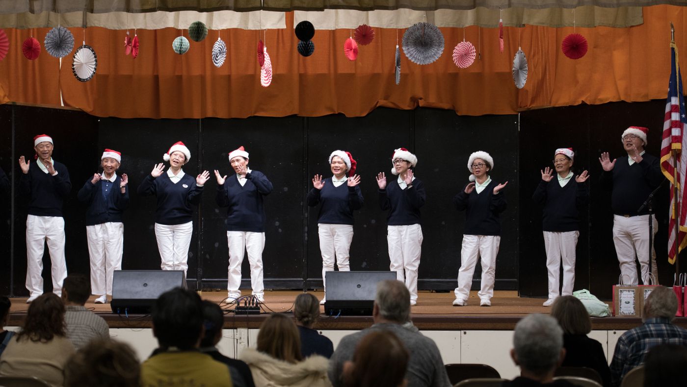 El coro llenó de alegría los presentes con canciones de Navidad. Foto/CM Yung