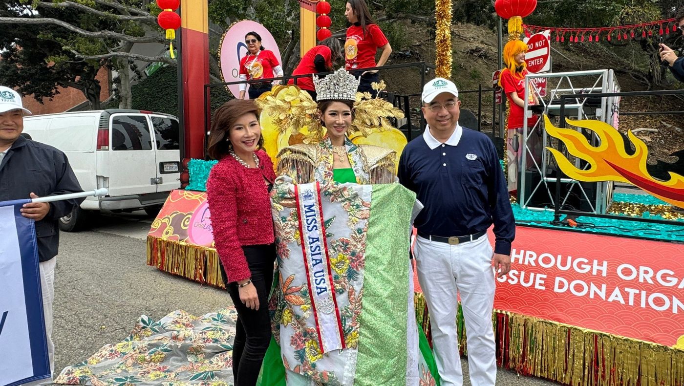 Zhang Tianjun, chairman of the Tzu Chi American Medical Foundation, and his daughter Zhang Fangyu, the Miss Asian America winner, and her wife participated in the parade.