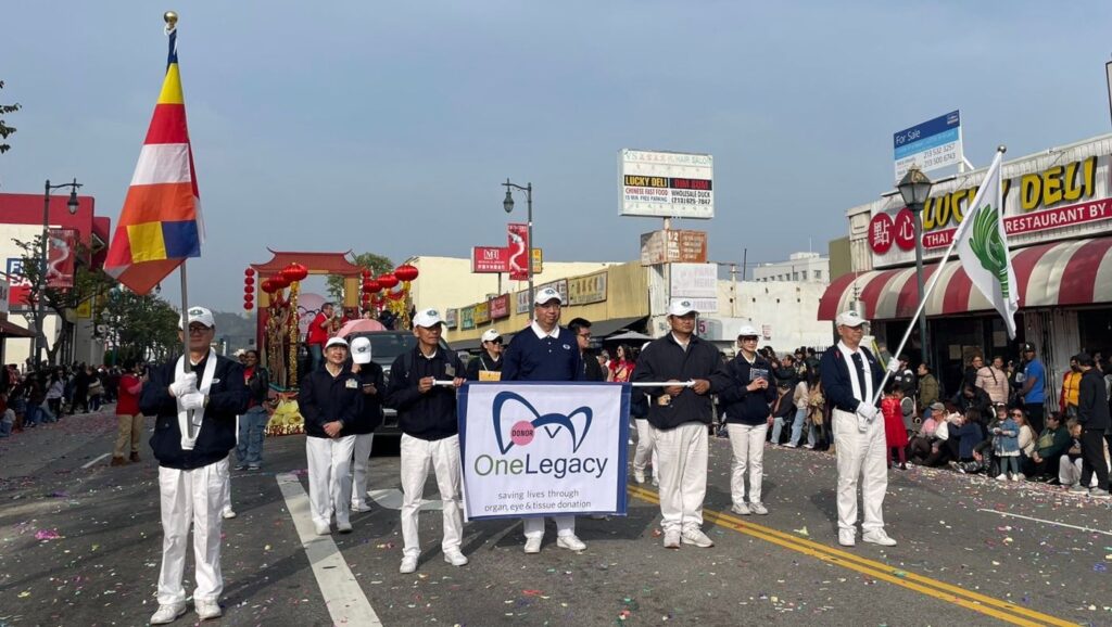 Tzu Chi volunteers served as the forerunners for the One Legacy float, demonstrating the good cooperative relationship between the two parties.