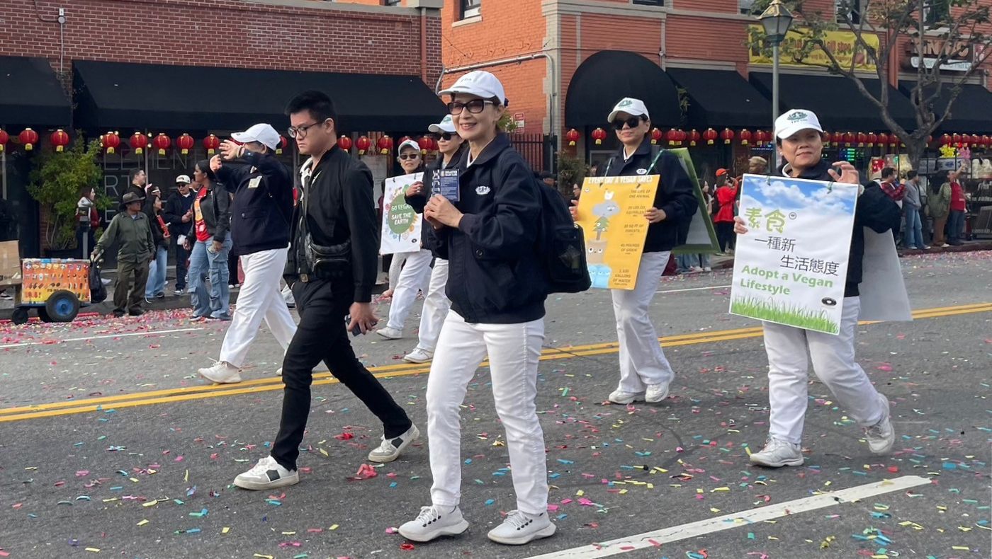 Tzu Chi volunteers walked in the parade with Tzu Chi promotional posters hanging on their chests.