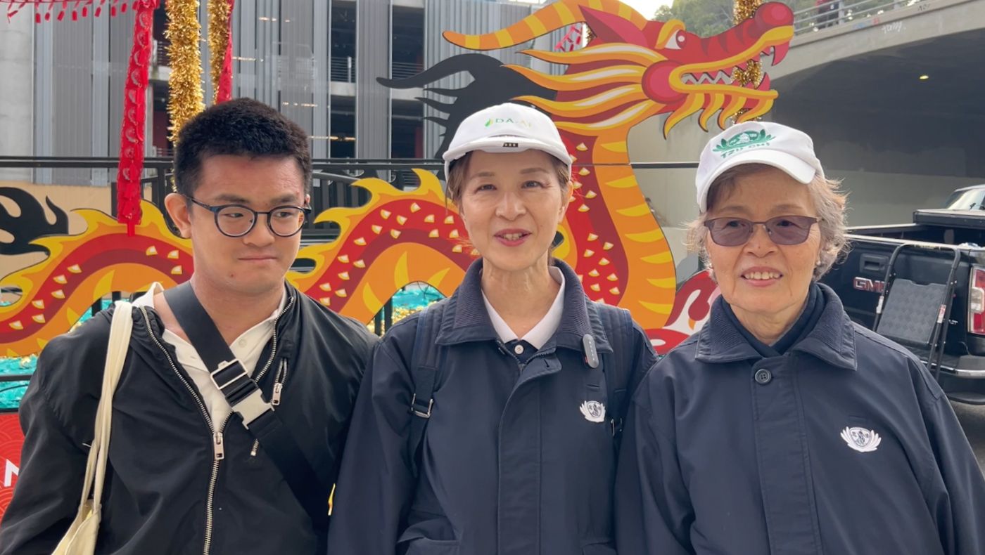 Tzu Chi volunteer Zhu Xinru (middle) walks with her mother and son.
